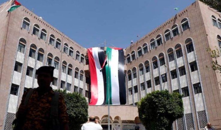اليمن ترفع اعلام فلسطينية عملاقة 